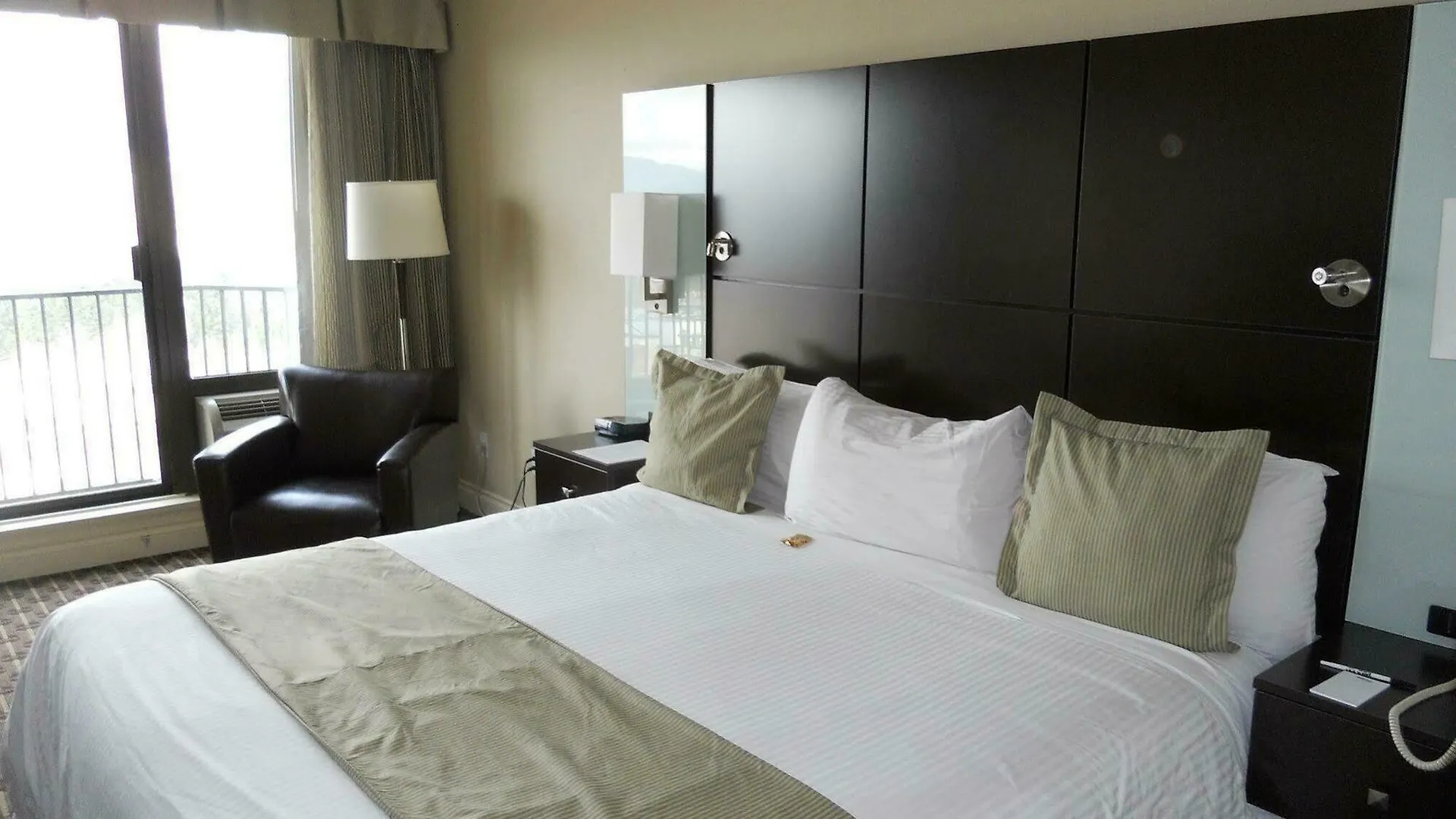 Park Inn & Suites By Radisson Vancouver Hotel